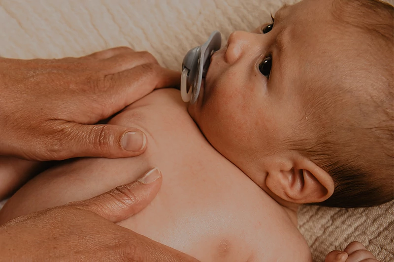 routine del massaggio per bebè