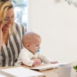 mamá trabajando con bebé en brazos conciliación y lactancia