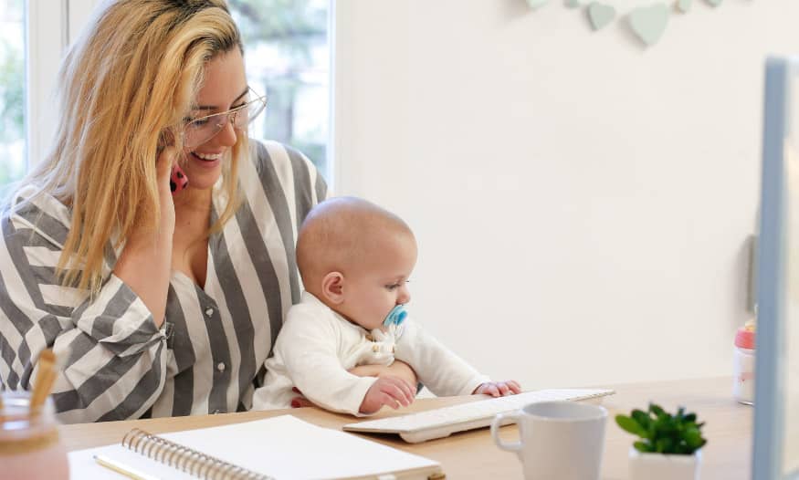 mamá trabajando con bebé en brazos conciliación y lactancia