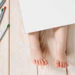 niño lápices cuaderno edad corregida