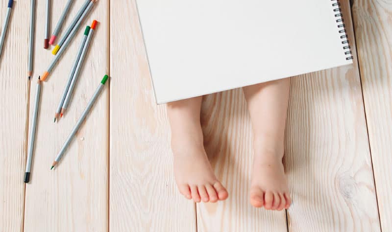 niño lápices cuaderno edad corregida