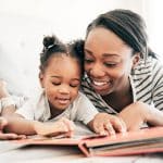 madre hija leer quiero cuentos