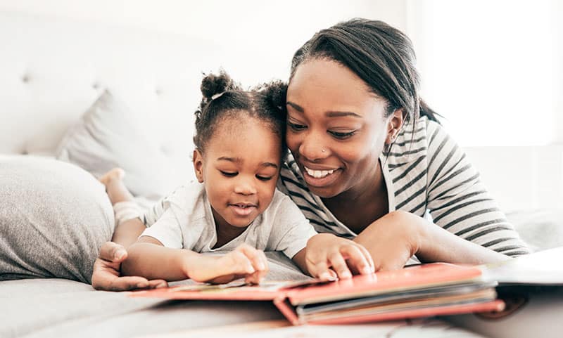 madre hija leer quiero cuentos