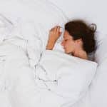 mujer triste cama pañuelos embarazo ectópico
