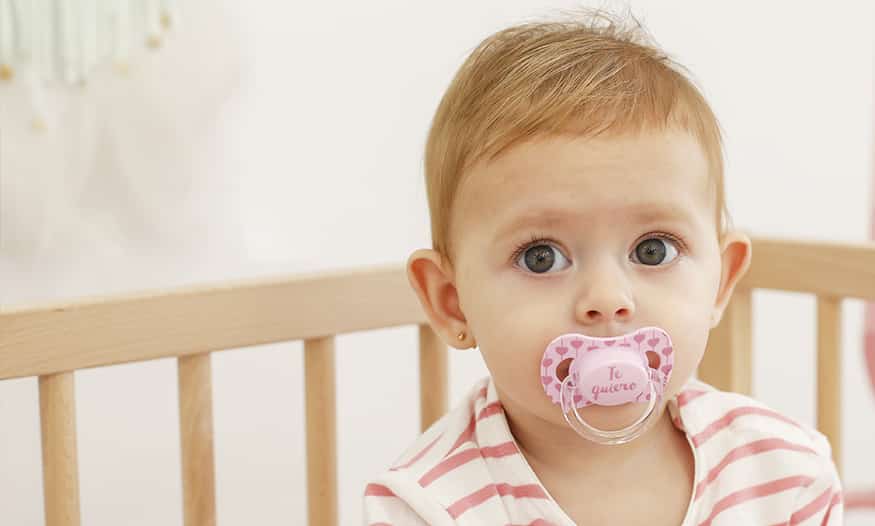 Niña con grandes ojos chupete te quiero Enamorados Suavinex rosa San Valentín