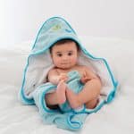 Niño con toalla recién salido de la ducha.