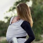 mamá portea bebé fular gris