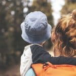 madre con bebé en brazos planes de fin de semana en familia
