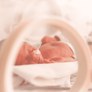 Bebé prematuro dentro de incubadora