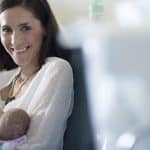 Johanna Saldón sujeta a su bebé prematura Bárbara en la UCI neonatal