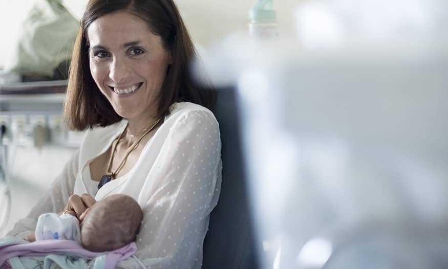 Johanna Saldón sujeta a su bebé prematura Bárbara en la UCI neonatal