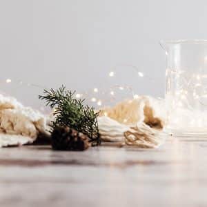 ideas para decorar la mesa en Navidad fondo blanco