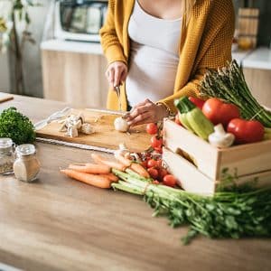 alimentación embarazo mujer embarazada cocinando