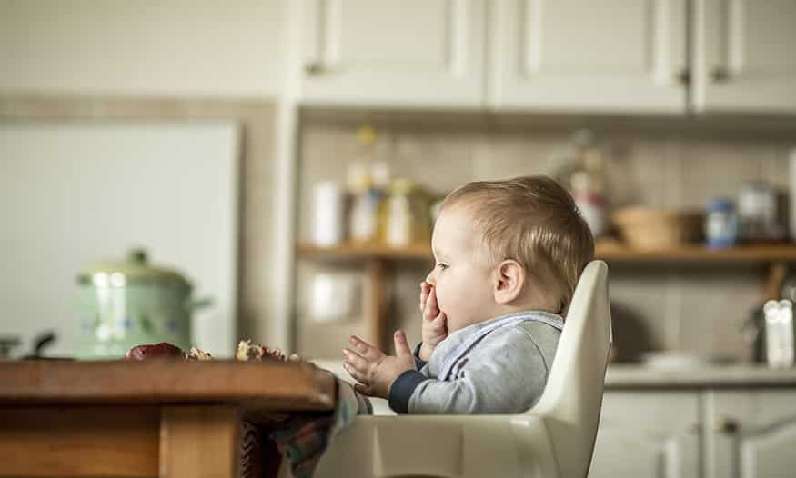 niño come solo mitos alimentación complementaria