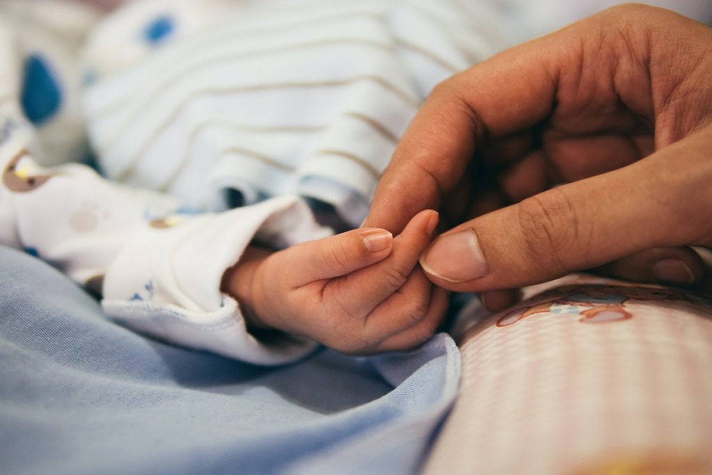 Enfermera pediátrica a domicilio en Sevilla Cómo cortarle las uñas a tu  bebé