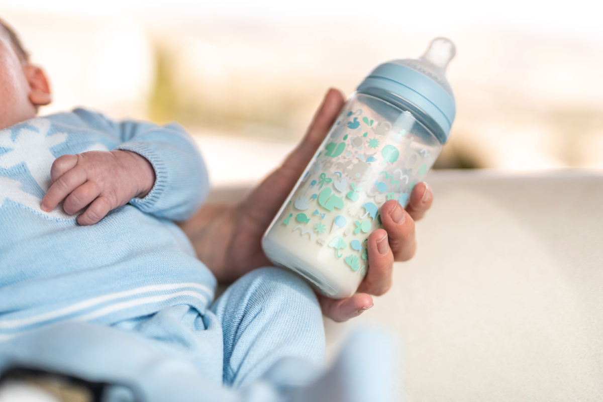 Cuándo enseñar al bebé a beber agua del vaso?