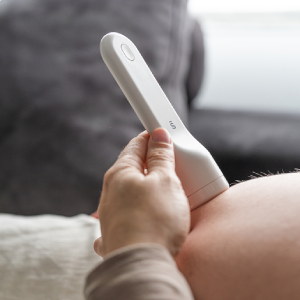 La mujer embarazada escucha los latidos del corazón y los movimientos del  bebé con un estetoscopio o un fetoscopio o un Pinard Horn. Salud fetal  prenatal, ansiedad, concepto del miedo. Fotografías de