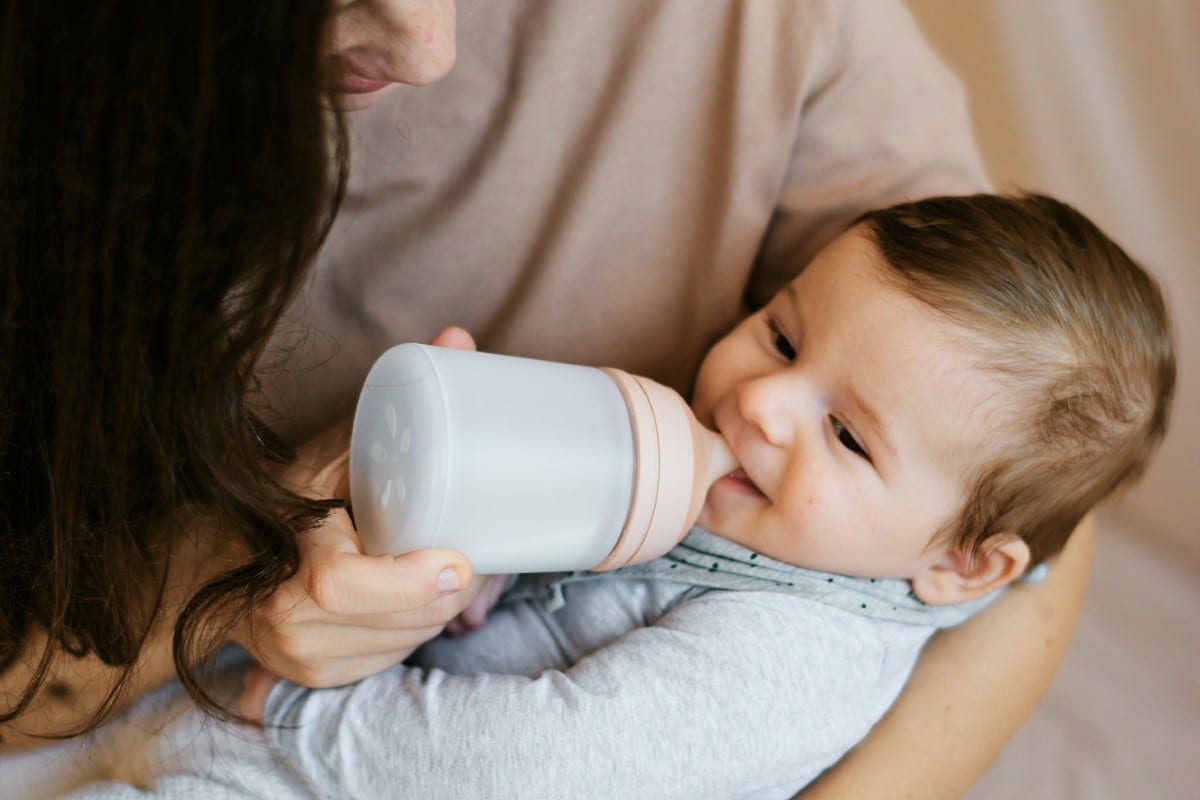 Se puede mezclar leche materna con leche de fórmula?